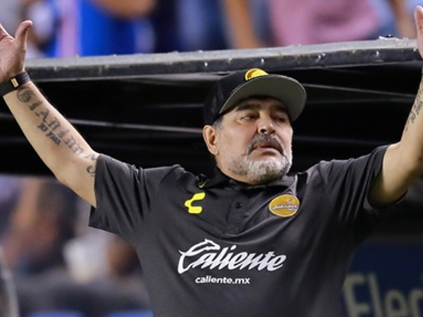 Maradona: 'Ronaldo như phù thủy, làm đúng những gì đã nói'