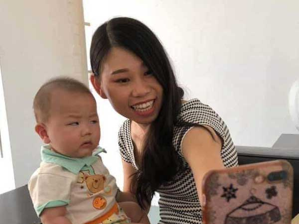 Mẹ đòi chụp ảnh tự sướng, phản ứng ra mặt của cậu nhóc khiến dân mạng nhấn like 'rần rần'