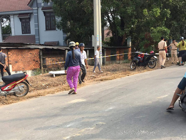 Phát hiện người phụ nữ tử vong bên cạnh xe máy, ở gần đường lớn đông dân cư