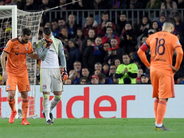 Thủ môn Lyon mất trí nhớ tạm thời do lĩnh trọn giày của Coutinho