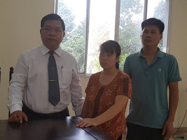 Vụ 2 bé gái chết vì tai nạn, bố mẹ ôm di ảnh cầu cứu khắp nơi: Hoãn phiên tòa, người mẹ khóc ngất
