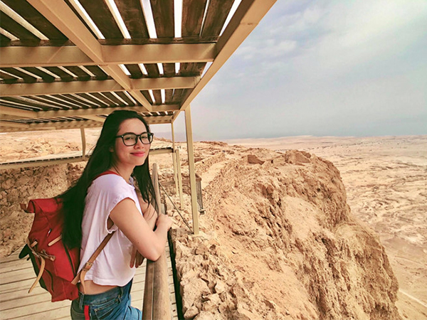 Á hậu Hoàng My chạy từ tầng 22 xuống hầm tránh tên lửa ở Israel