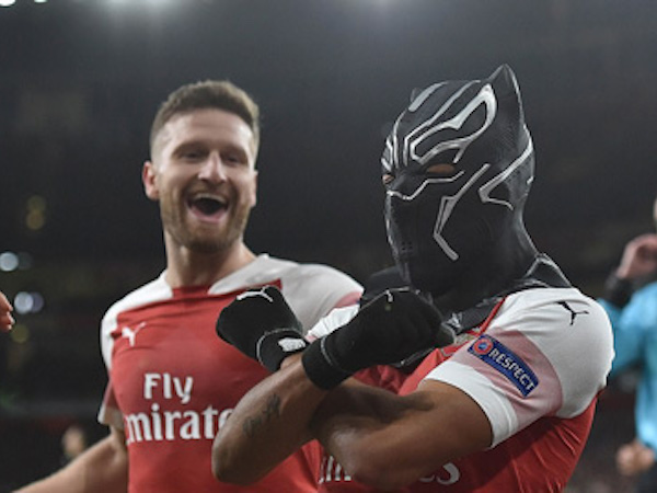 Aubameyang đeo mặt nạ Siêu anh hùng để... giữ trọn tình quê