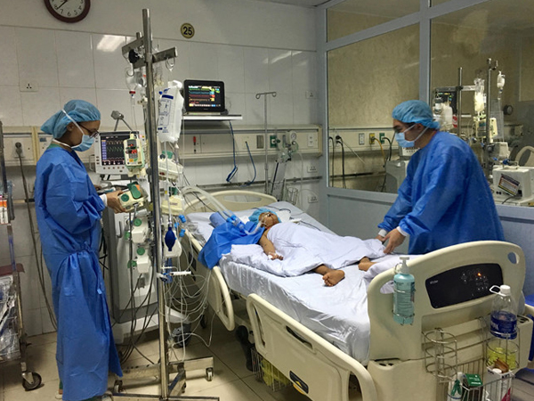 Bác sĩ Việt chia gan người chết não cùng lúc cứu sống hai bệnh nhân