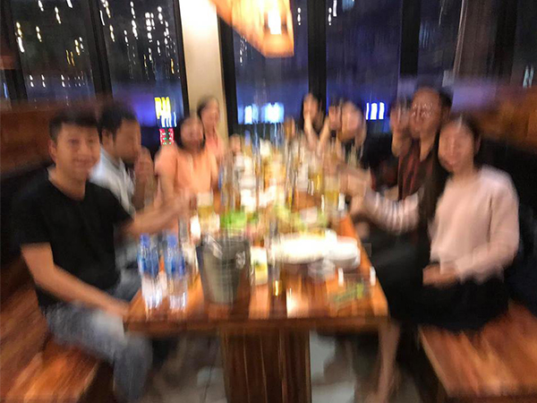 Đánh liều nhờ nhân viên phục vụ chụp giúp tấm ảnh họp lớp, nhóm bạn nhận cái kết không thể đắng hơn