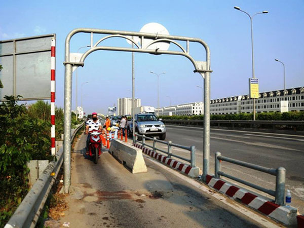 Đoạn bê-tông ở đường dẫn cao tốc gây chết người đã thay bằng cọc tiêu