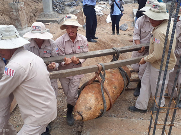 Hai ngày tháo ngòi quả bom ba tạ bên quốc lộ 1A