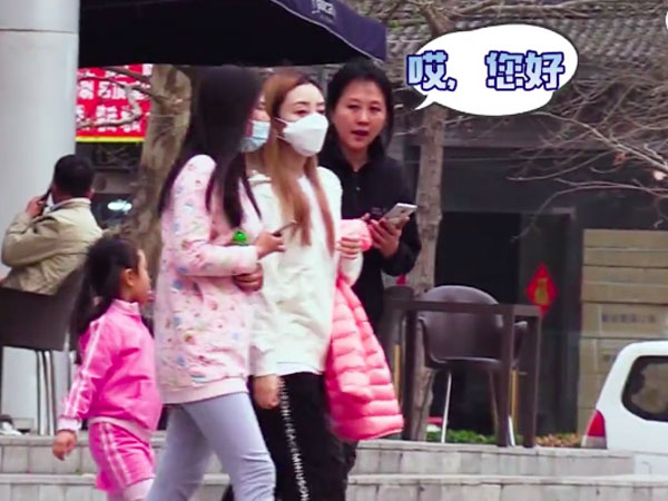 'Lơ đẹp' người lạc đường xin giúp đỡ, Lý Tiểu Lộ nhận mưa gạch đá từ cư dân mạng