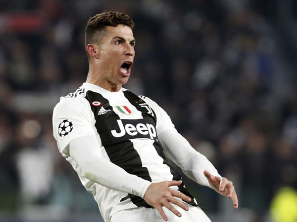 Ronaldo trước nguy cơ treo giò ở tứ kết Champions League