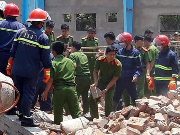 Sập tường nhà kho đang xây dựng, 5 người tử vong