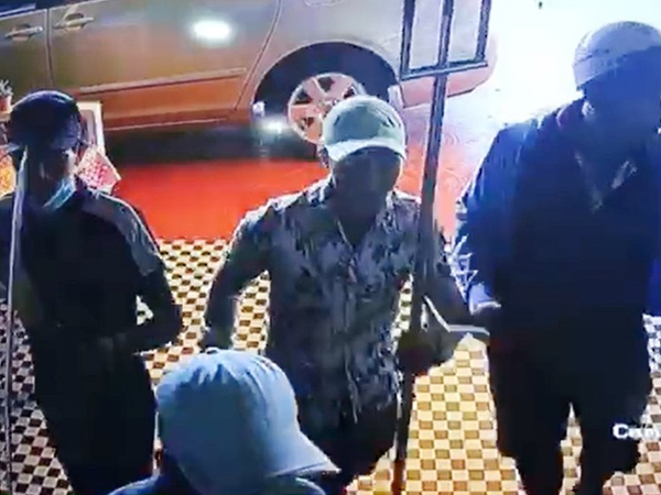 Video Băng nhóm giang hồ vào quán cà phê đâm chém loạn xạ