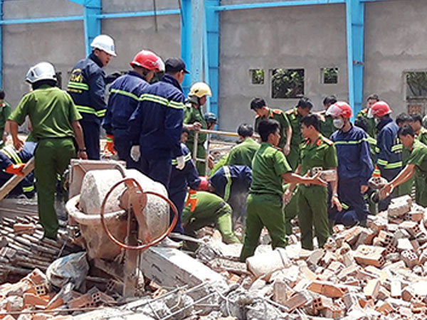 Video: Sập công trình ở Vĩnh Long, 5 người chết