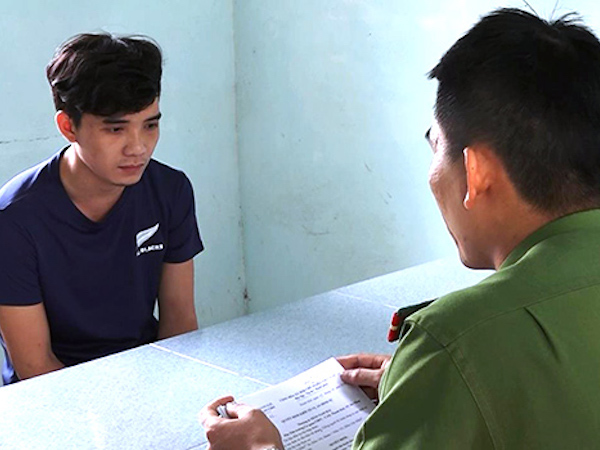 Hai thanh niên tấn công cảnh sát dù được 'tha' lỗi vi phạm giao thông