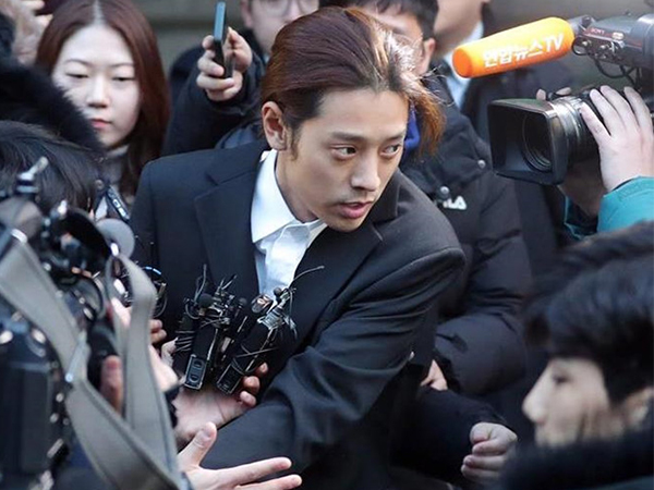 Jung Joon Young nộp 3 điện thoại nhưng cảnh sát vẫn đột nhập nhà riêng