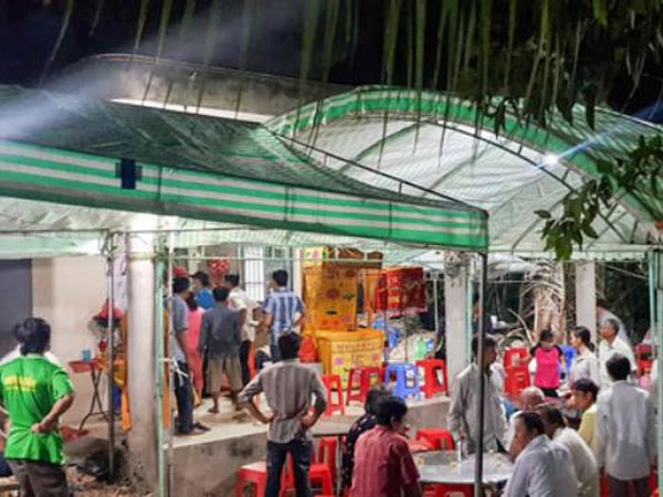 Sập tường 6 người chết ở Vĩnh Long: Người đầu bạc khóc tiễn người đầu xanh