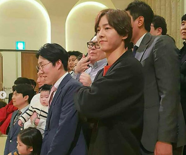 Song Joong Ki lần đầu xuất hiện sau thông tin ngoại tình với bạn diễn, cười tươi rạng rỡ nhưng gầy nhom