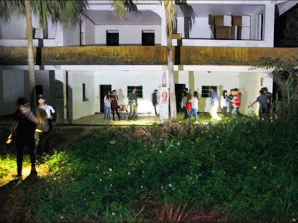 Thám hiểm nhà hoang, nhóm bạn trẻ phát hiện xác chết bí ẩn
