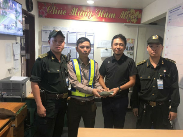 Trao trả lại 700 triệu đồng cho du khách bị bỏ quên ở sân bay