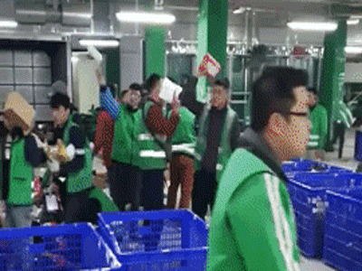 Xôn xao câu chuyện công ty chuyển phát làm vỡ đồ nhưng đổ lỗi do khách đóng gói, lộ clip shipper ném hàng 'như bay'