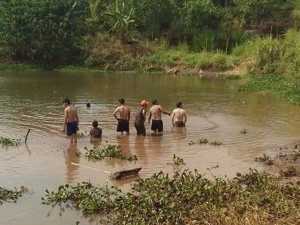 2 cháu nhỏ và 1 phụ nữ chết đuối thương tâm khi đi bắt ốc
