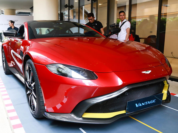 Cận cảnh Aston Martin Vantage V8 chính hãng giá 14,9 tỷ đồng tại VN