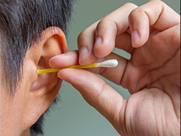 Dùng tăm bông ngoáy tai, người đàn ông bị nhiễm trùng não