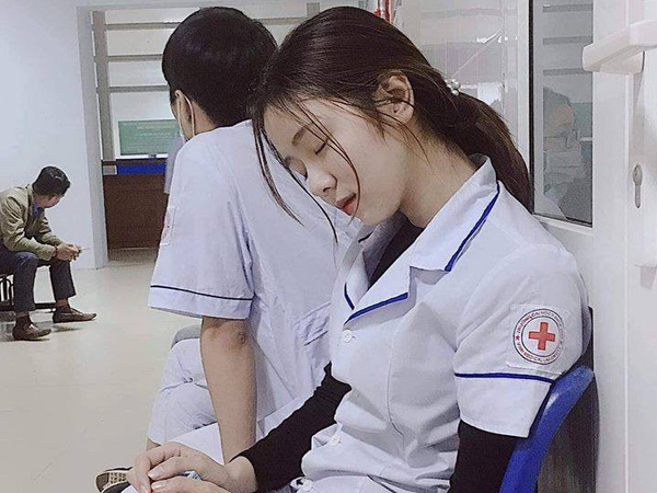 Nữ điều dưỡng gây 'sốt' MXH vì tấm ảnh ngủ gật, nhưng thông tin về cô khiến nhiều người hụt hẫng