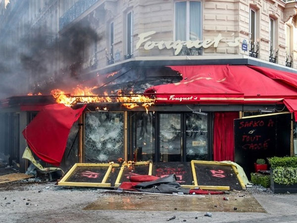 Phe 'Áo vàng' đập phá, đốt các cửa hàng sang trọng ở Paris