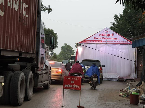 Rạp cưới chình ình giữa quốc lộ, ngàn xe vun vút lao qua