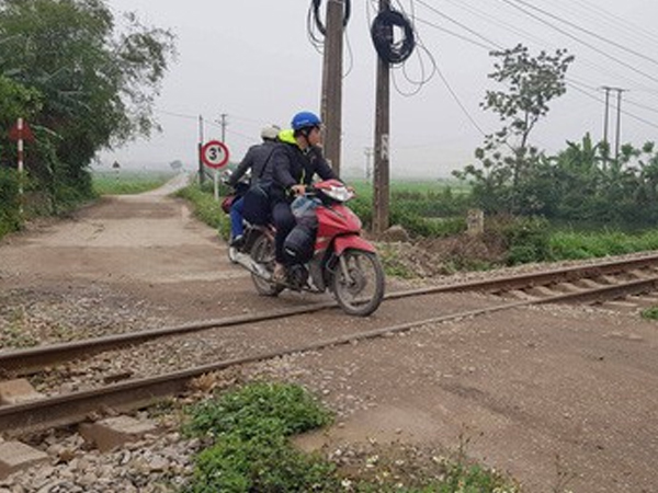 Băng qua đường sắt, 2 vợ chồng 80 tuổi bị tàu hỏa tông tử vong thương tâm