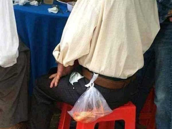 Cay mắt với hình ảnh ông bố đi ăn cỗ lấy phần cho con