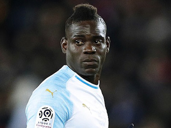 Kế hoạch trêu tức PSG bằng hình ảnh M.U của Balotelli bị phá sản