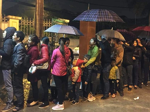 Người dân xếp hàng từ 3h sáng chờ xét nghiệm sán lợn ở Hà Nội