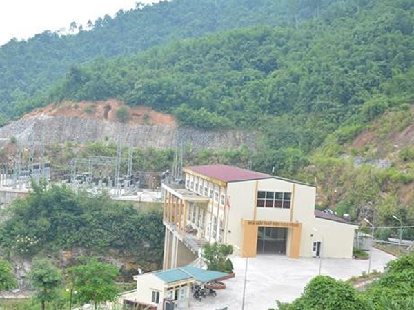 Người mẹ bất lực nhìn con rơi xuống hố nước tử vong khi dã ngoại