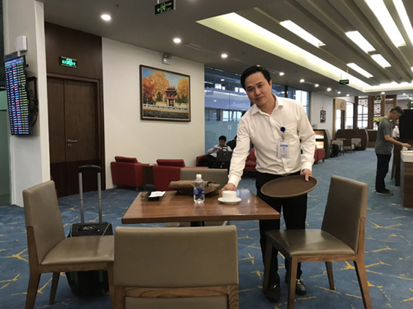 Nhân viên ở Sân bay Nội Bài nhặt được 176 triệu đồng trả lại hành khách