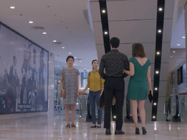 Những cô gái trong thành phố tập  25: Mai bắt gặp Tùng cặp kè 'quý bà đại gia'