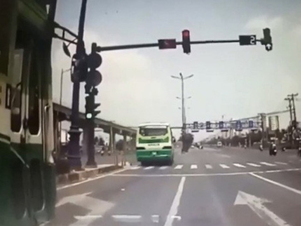 TP HCM: Xe buýt vượt đèn đỏ khiến xe ben suýt gây tai nạn kinh hoàng