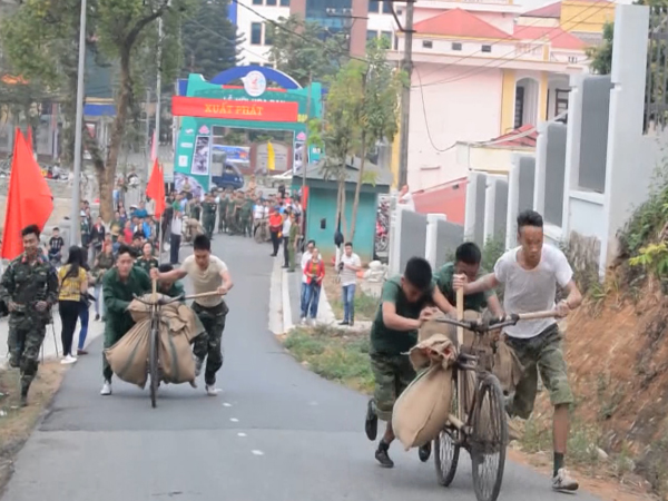 Video: Hàng chục người 'Đua xe đạp thồ' trong Lễ hội hoa Ban