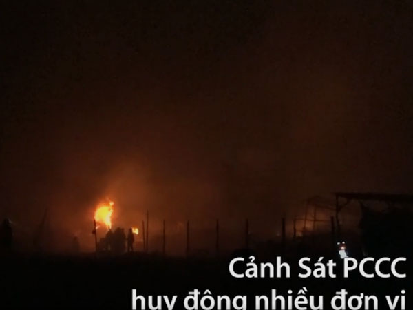 Video: Kho vải ở Sài Gòn cháy suốt hơn 4 tiếng trong đêm