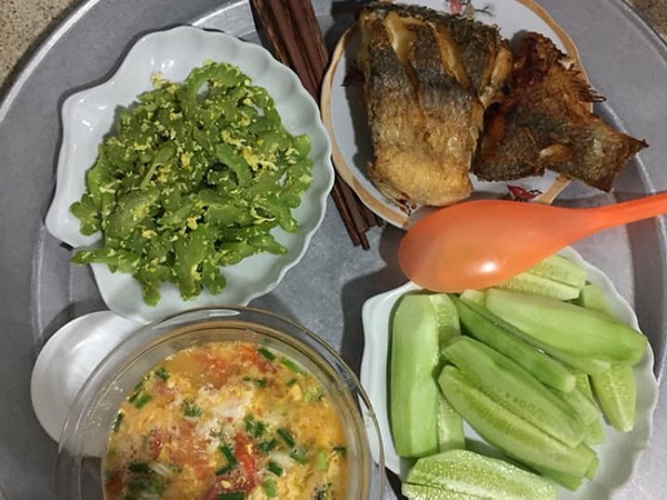 Ấm ức đăng mâm cơm 4 món đầy đặn còn bị mẹ chồng chê bai 'không có gì ăn', nàng dâu bất chợt tỉnh ngộ nhờ hội chị em tư vấn