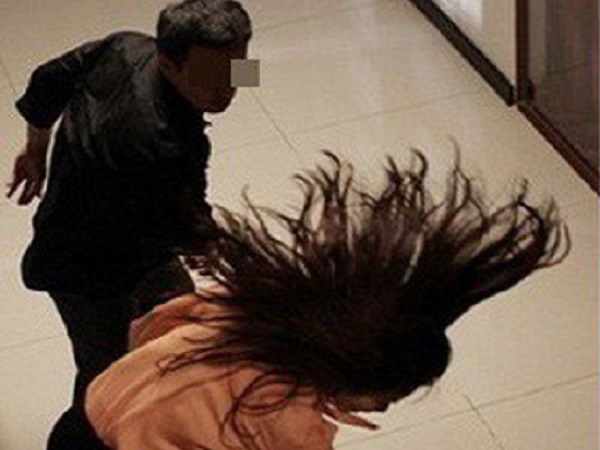 'Bố tôi là một thằng tồi' - lời thú tội của người con chứng kiến bố hành hạ mẹ gây sốt nhất MXH hôm nay