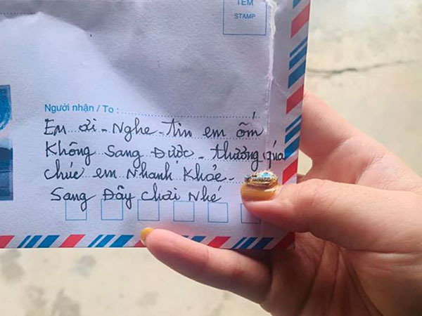 Chiếc phong bì của cụ bà 90 tuổi khiến nhiều người trẻ rơi nước mắt