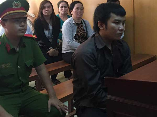 Con bị tuyên tử hình, mẹ làm loạn tòa án