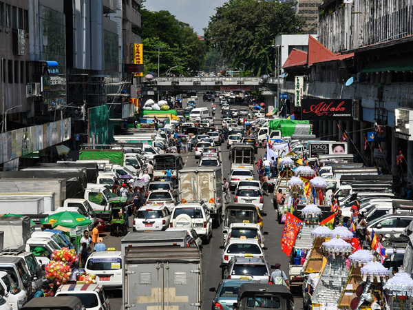 Đường phố Myanmar ách tắc, tràn ngập xe hơi sau 16 năm cấm xe máy