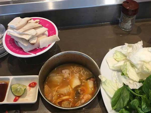 Lỡ đi ăn trưa muộn, cô nàng công sở cay cú vì bị nhân viên gắt gỏng sau lưng: Ăn đến 3h chiều là loại khách gì?