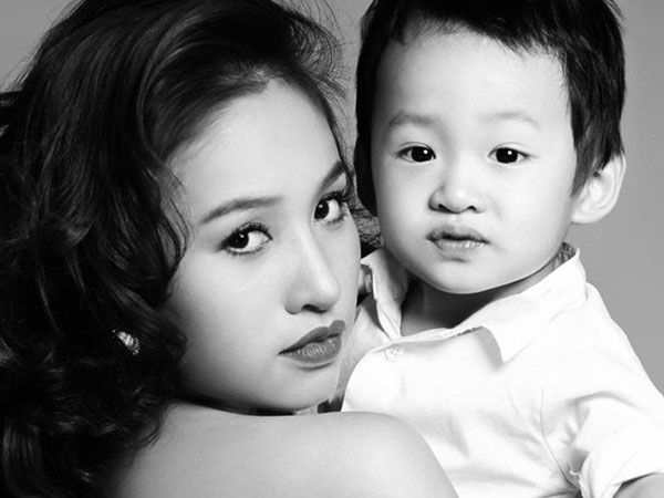 Lỡ viết hai chữ 'bố mẹ' rồi lại gạch đi vì nhận ra một điều - nhật ký của con trai Vân Hugo khiến nhiều người cảm động