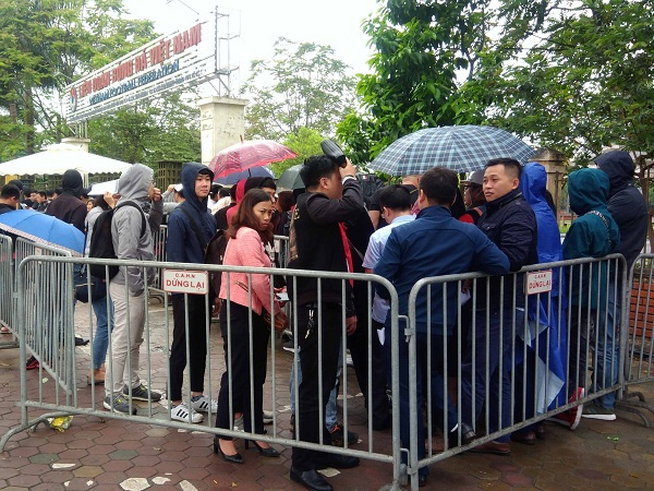 Người hâm mộ đội mưa xếp hàng trước trụ sở VFF để nhận vé xem U23 Việt Nam 
