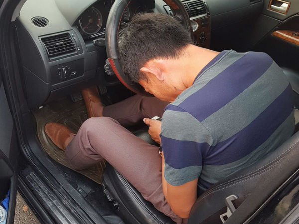 Phát hiện nam tài xế say xỉn gục đầu bất tỉnh trên vô lăng và hành động kịp thời của nhóm người đi đường khiến nhiều người thở phào