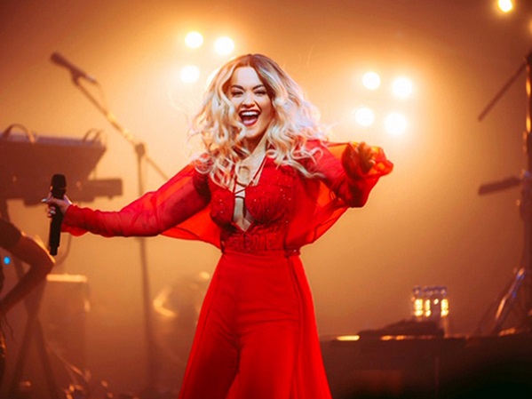 Sau Katy Perry, đến lượt Rita Ora diện đồ Công Trí trong tour diễn