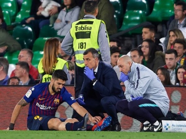 Suarez chấn thương hơn 2 tuần, nguy cơ lỡ đại chiến với MU